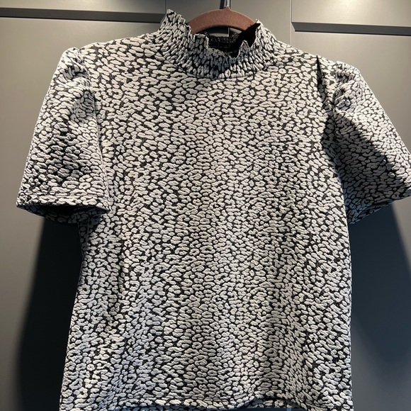 *Like New* ZARA Short Sleeve Shirt Stretchy Top Black and White US Size Medium - Picture 2 of 8